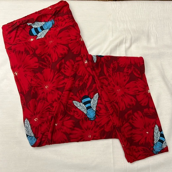 NWOT LuLaRoe Red Flowers and Blue Bees TC Tall & Curvy - Picture 1 of 2